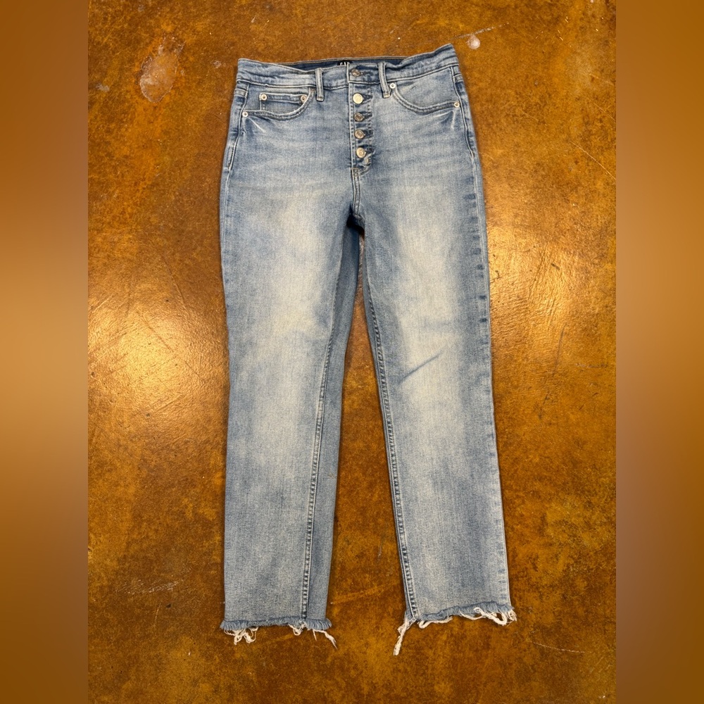 Gap high rise cigarette crop fray button fly jean size 8/29 light wash